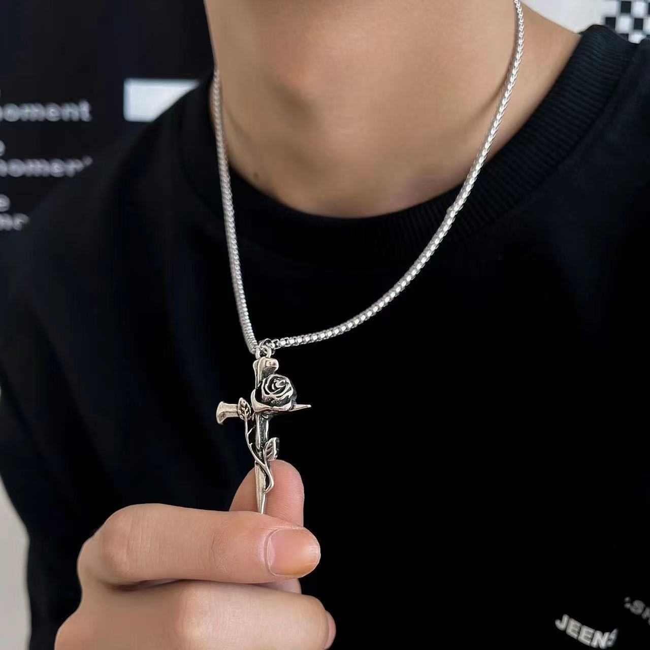 (C335)Collana Uomo Pendente Croce con Rosa