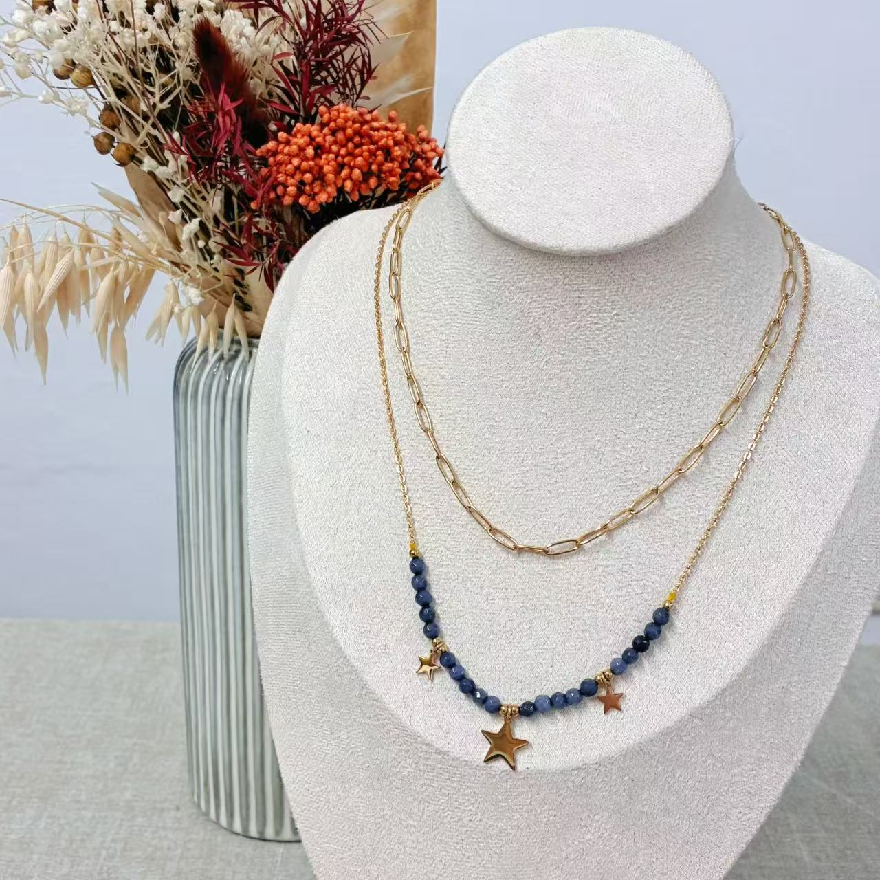 Collana “Stella Blu” – Acciaio Dorato & Perline Azzurre con Charm Stelle