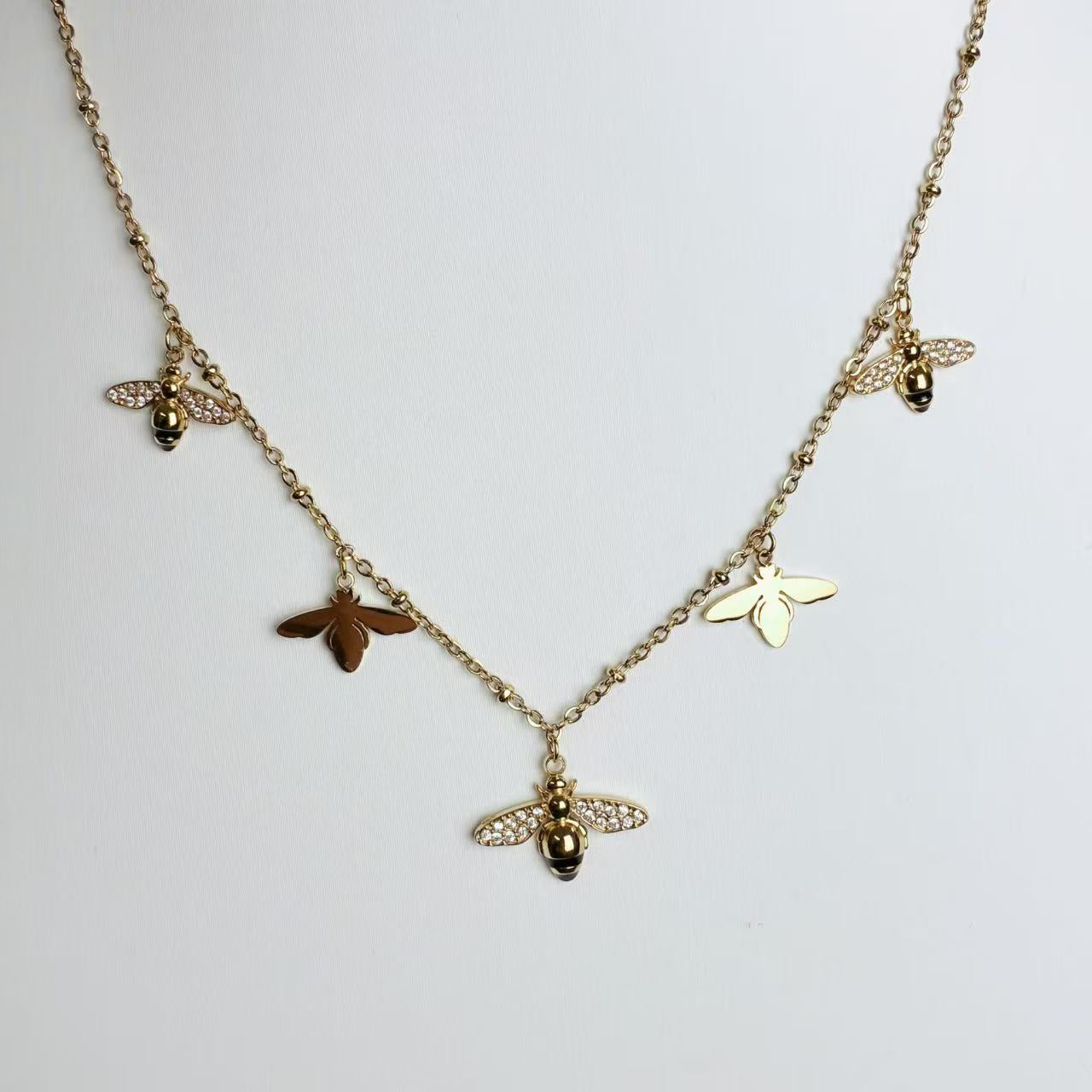 Collana Api Charm – Delicata, simbolica e super luminosa