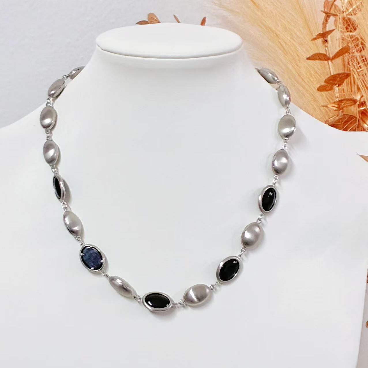 Collana “Eleganza Ovale” – Contrasti Raffinati in Ritmo Classico