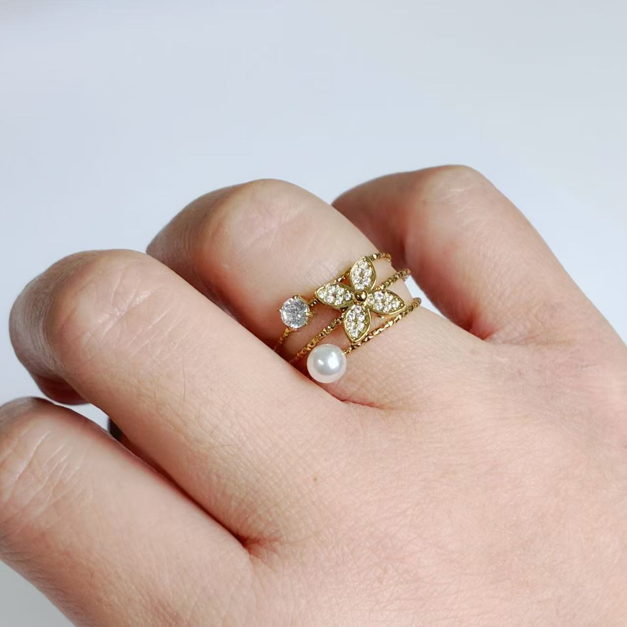 Anello Triplo con Fiore Pavé, Perla e Zircone – Acciaio Inossidabile