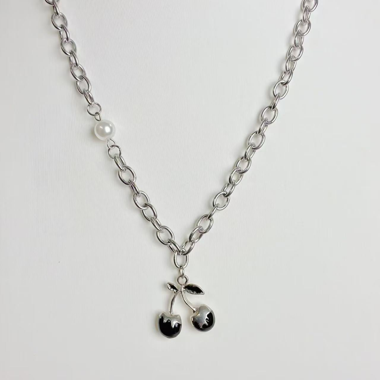 Collana “Ciliegie Nere” – Grinta Moderna con un Tocco Dolce