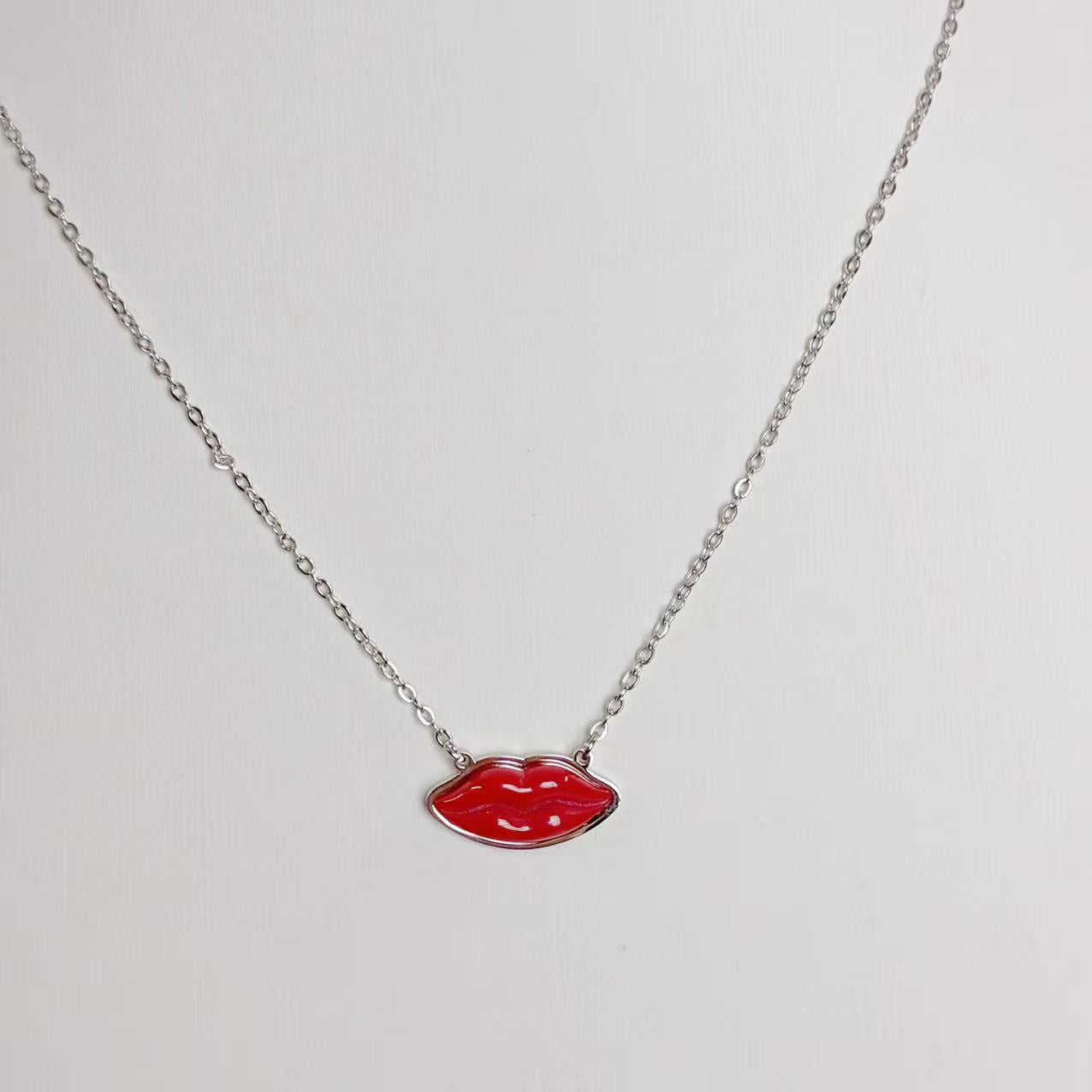 Collana “Red Kiss” – Icona Pop & Femminile in Chiave Moderna