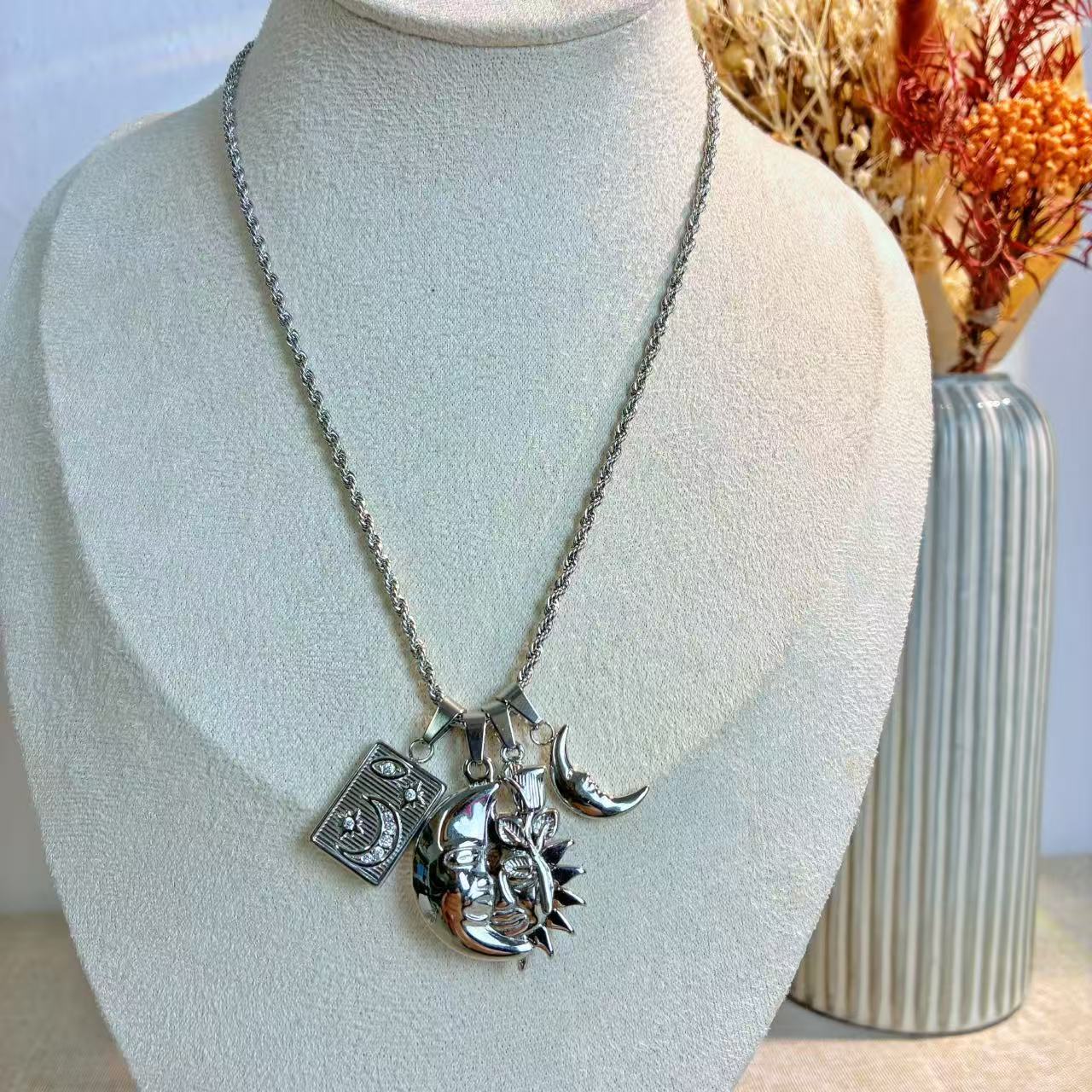 Collana “Sole e Luna” – Simboli di equilibrio