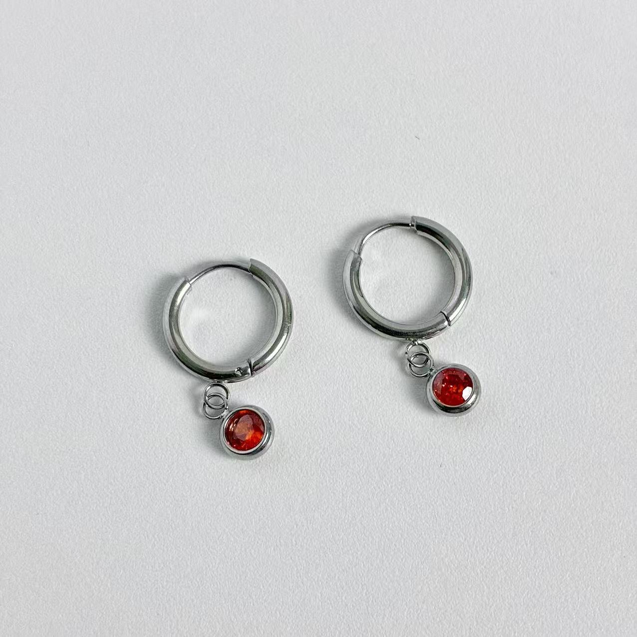 Orecchini a Cerchio con Pendente in Pietra Rossa