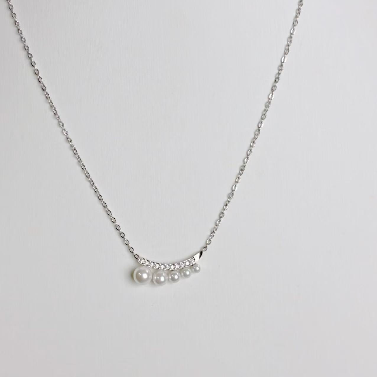 Collana “Arco di Perle” – Eleganza Minimal con un Tocco Luminoso