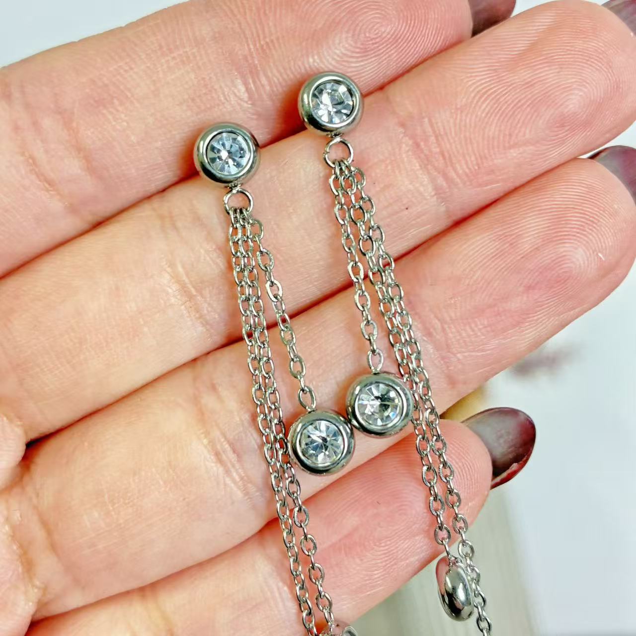 Orecchini “Riflessi Sottili” – Eleganza in Movimento