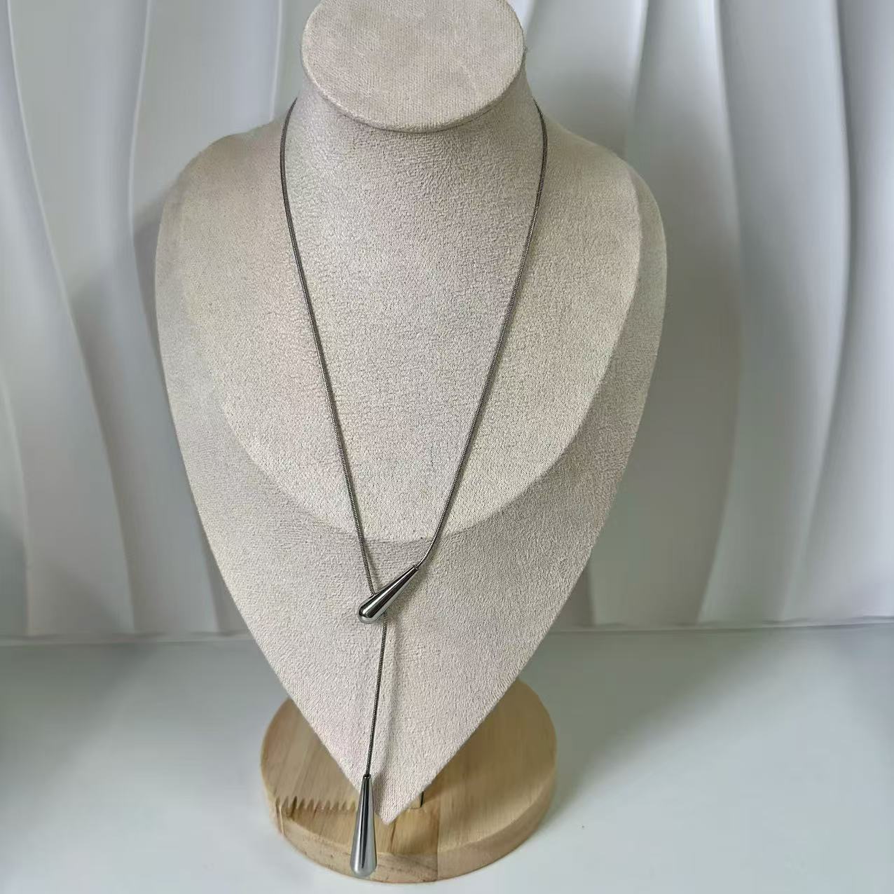 (C124)Collana saliscendi gocce allungate in acciaio inox