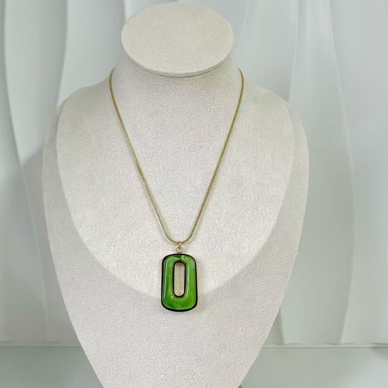 (C126)Collana resina ovale in acciaio inox