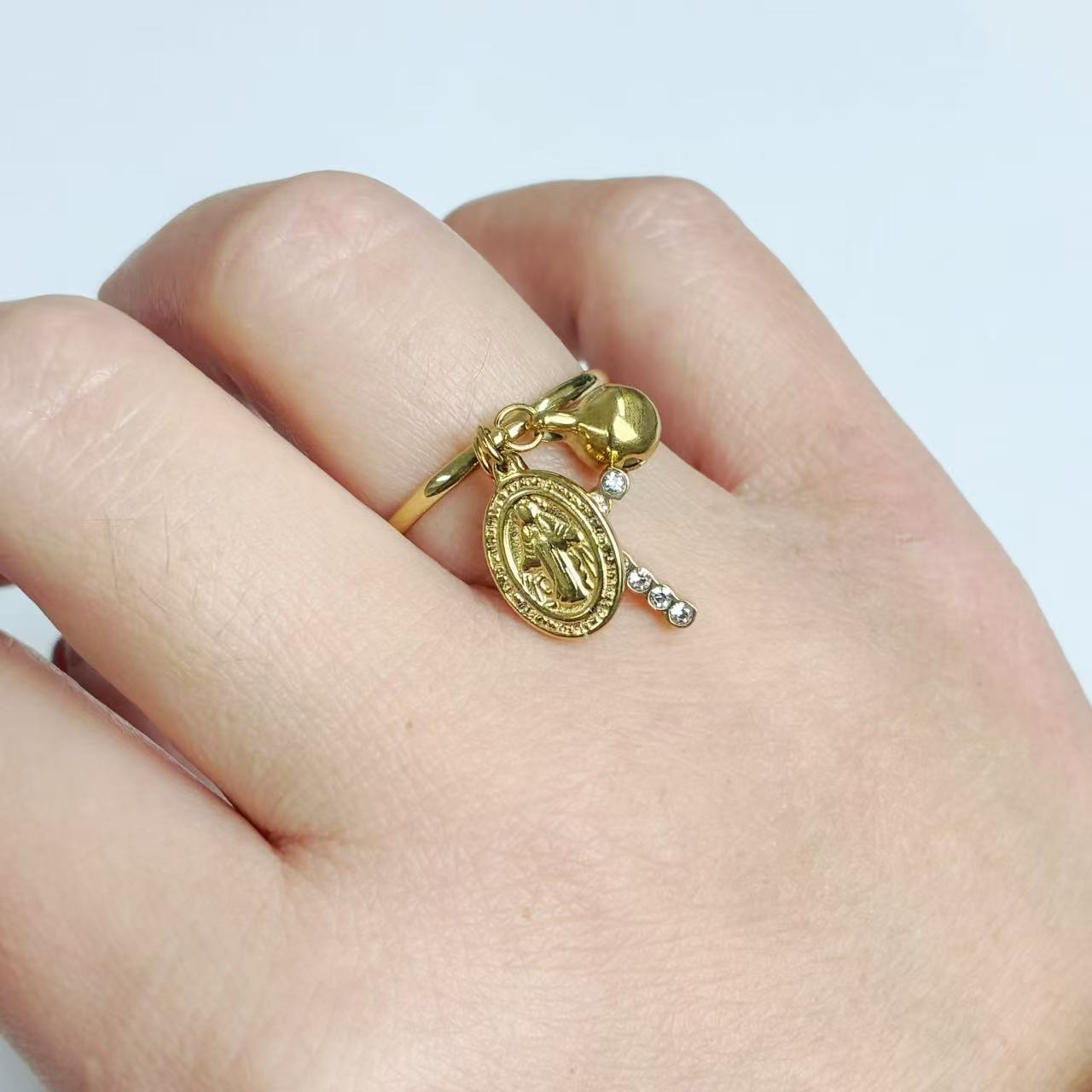 Anello con Ciondoli Croce e Medaglietta – Acciaio Inossidabile