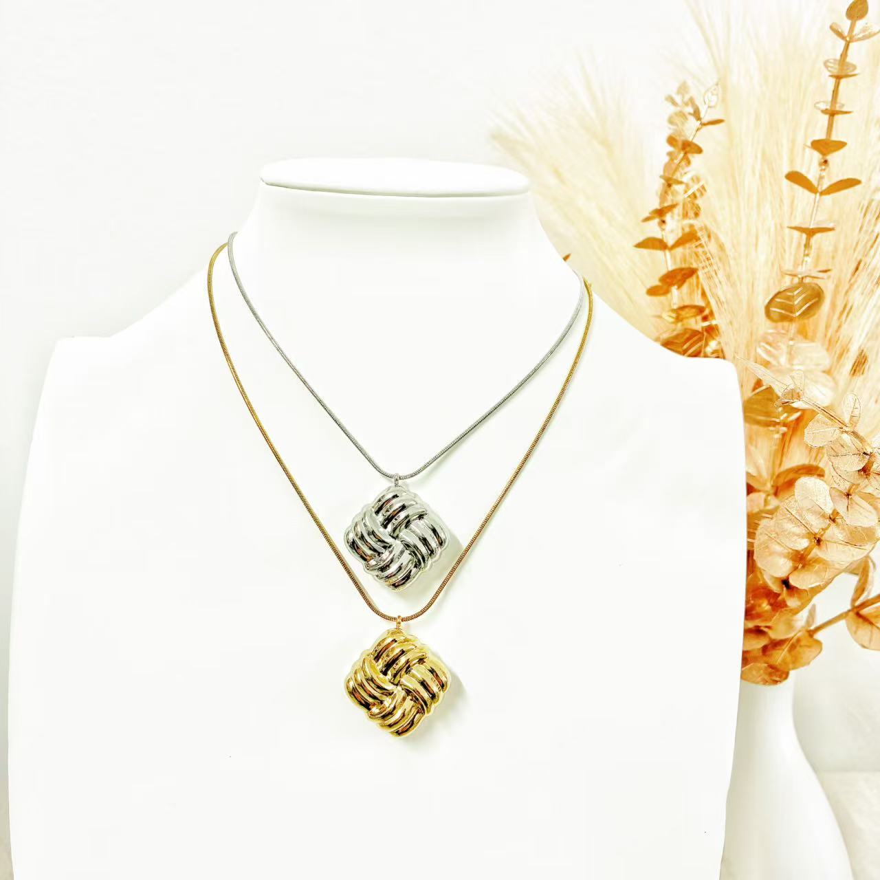 Collana “Nodo Intrecciato” – Pendente Scultoreo dal Carattere Contemporaneo