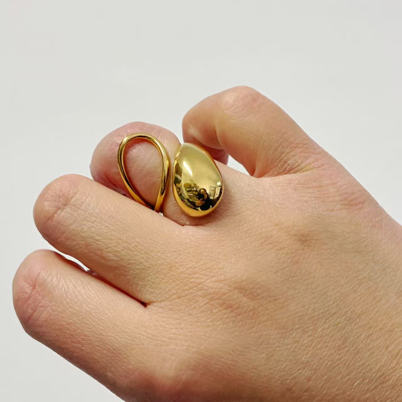 Anello Aperto – Goccia Asimmetrica Moderna