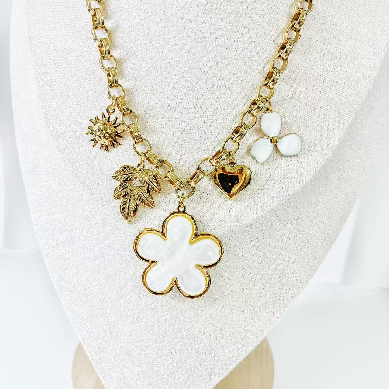 (C269)Collana con 5 petali in acciaio inox