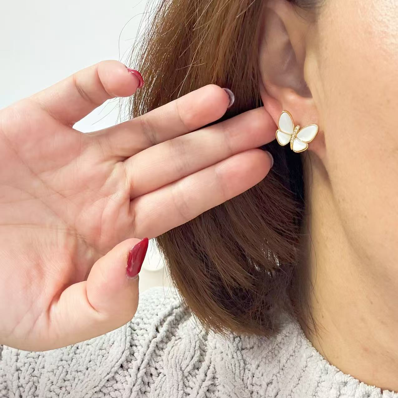 Orecchini a Farfalla in Madreperla – Grazia Leggera & Luminosità Elegante