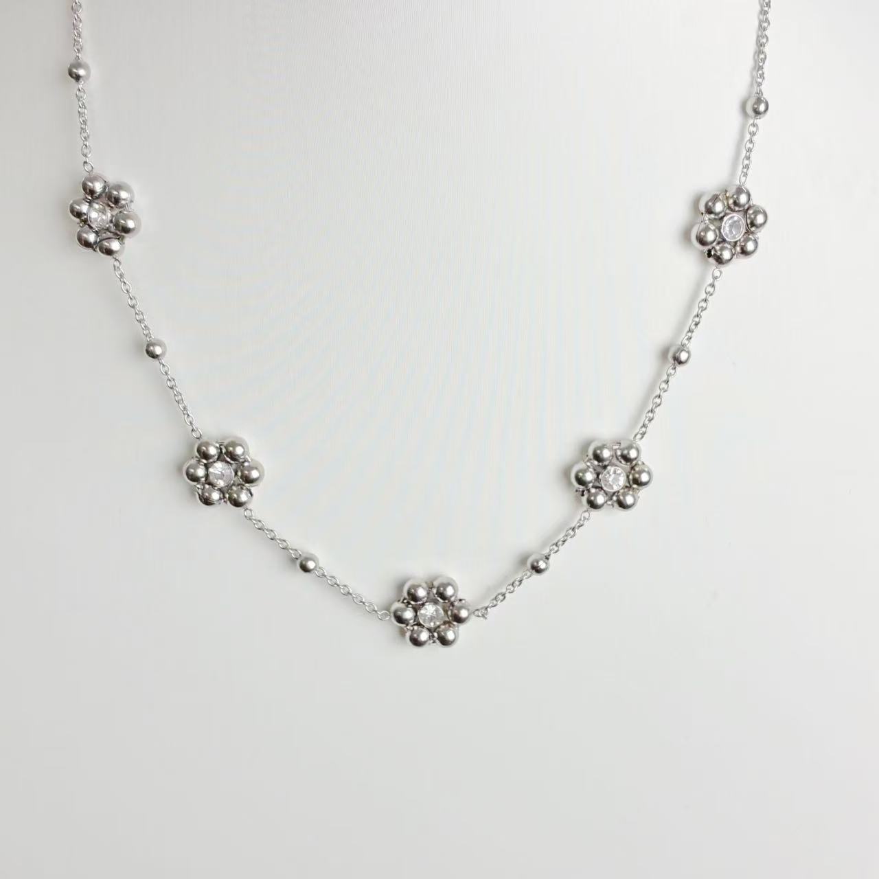 Collana “Fiori di Luna” – Un Ricamo di Luce e Delicatezza