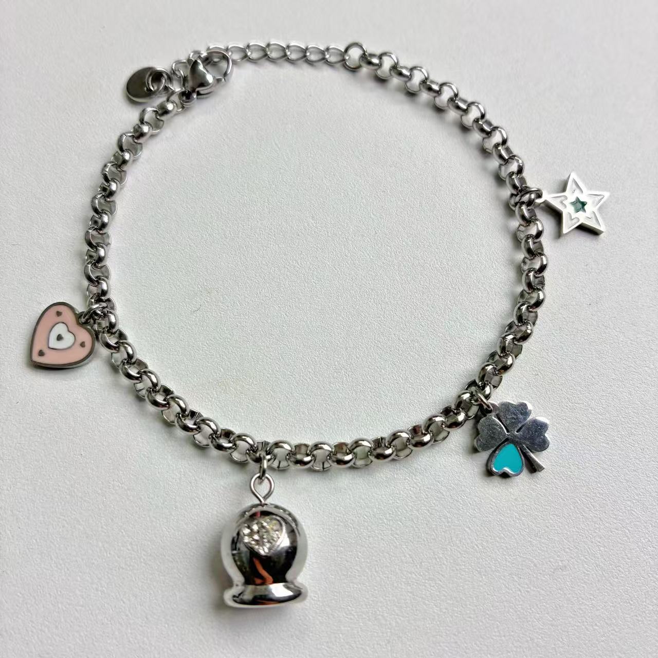 Bracciale “Lucky Charms” – Un Mix Gioioso di Simboli e Brillantezza