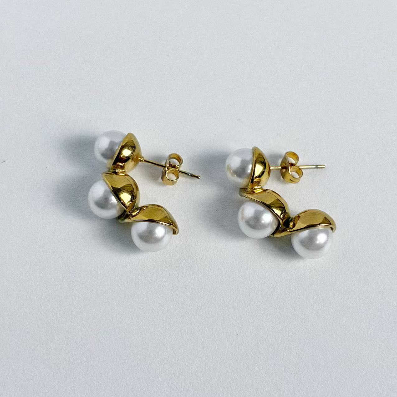 Orecchini con Perle e Dettagli Dorati