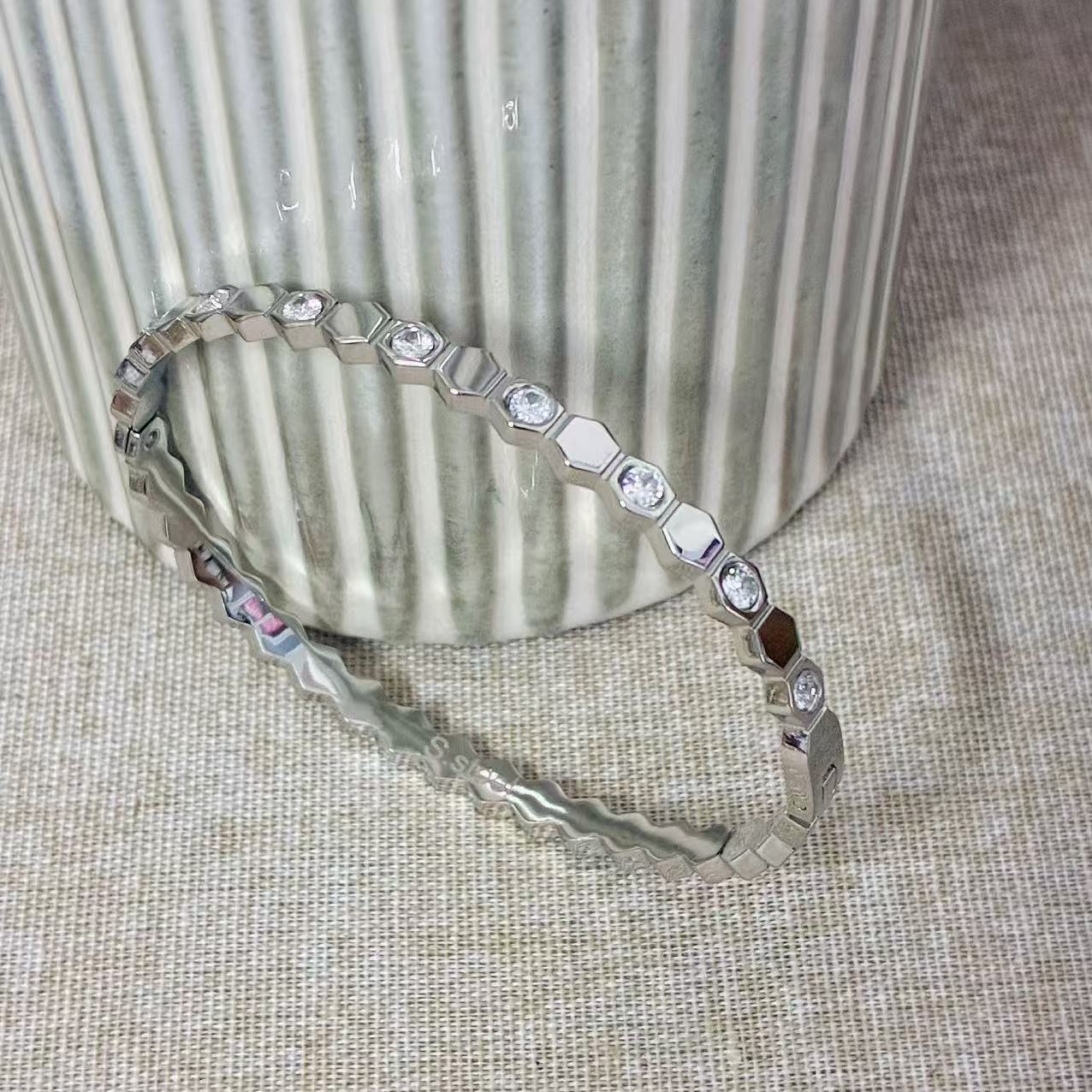 Bracciale rigido silver con la chiusura a molla