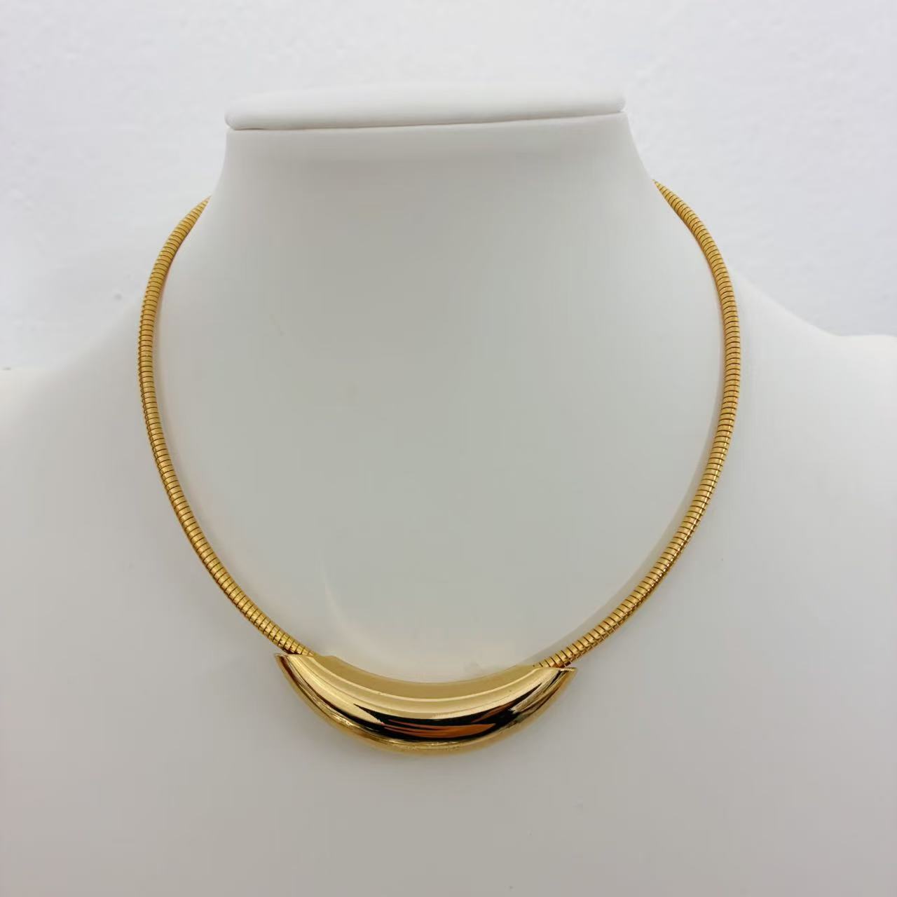 Collana “Arco Dorato” – Modernità Essenziale e Raffinatezza Brillante