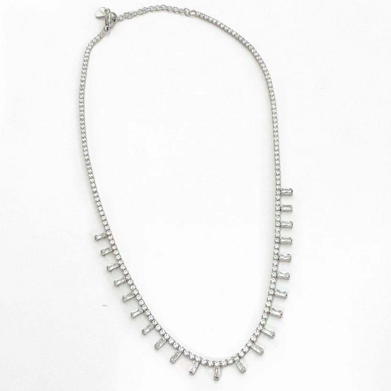 Collana Brillante con Pendenti Geometrici – Eleganza Contemporanea