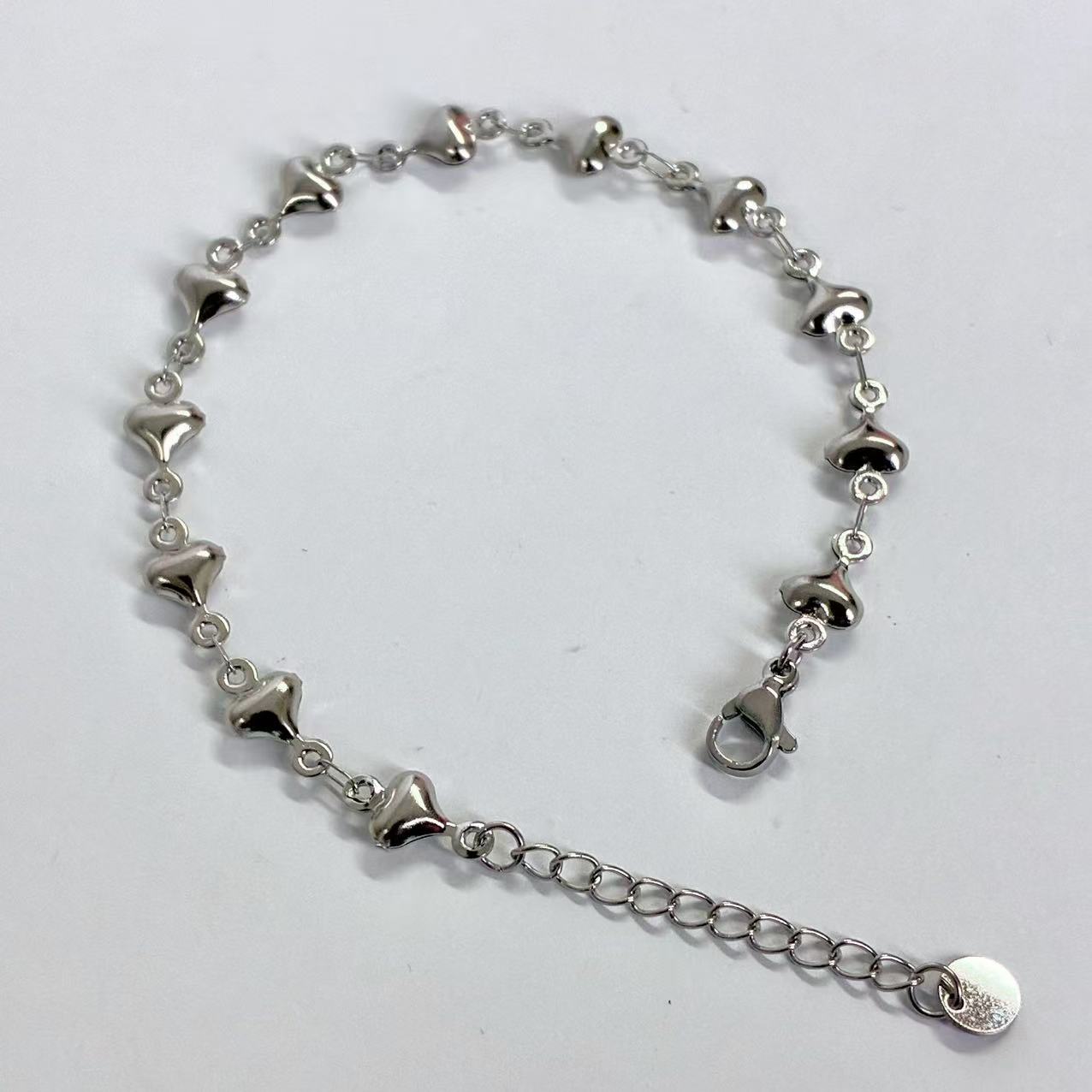 Bracciale “Cuori d’Argento” – Eleganza Minimal e Romanticismo Moderno