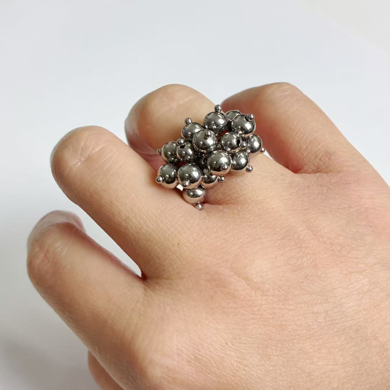 Anello con Sfere Silver – Acciaio Inossidabile