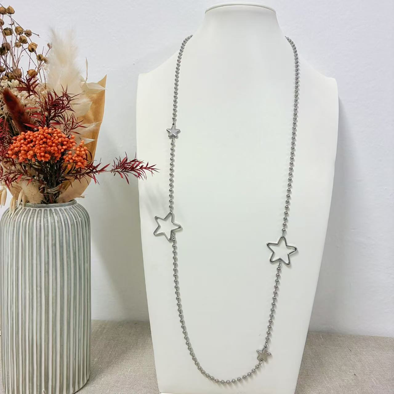 Collana “Costellazione Dorata” – Eleganza Luminosa e Design Stellare