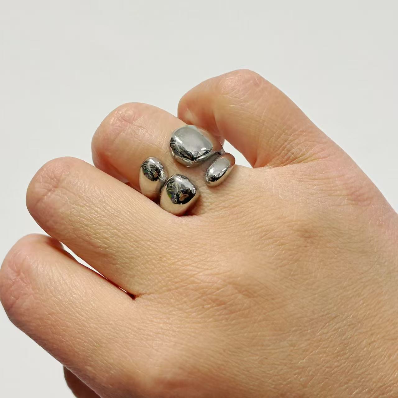 Anello Aperto – Linee Organiche a Doppia Goccia