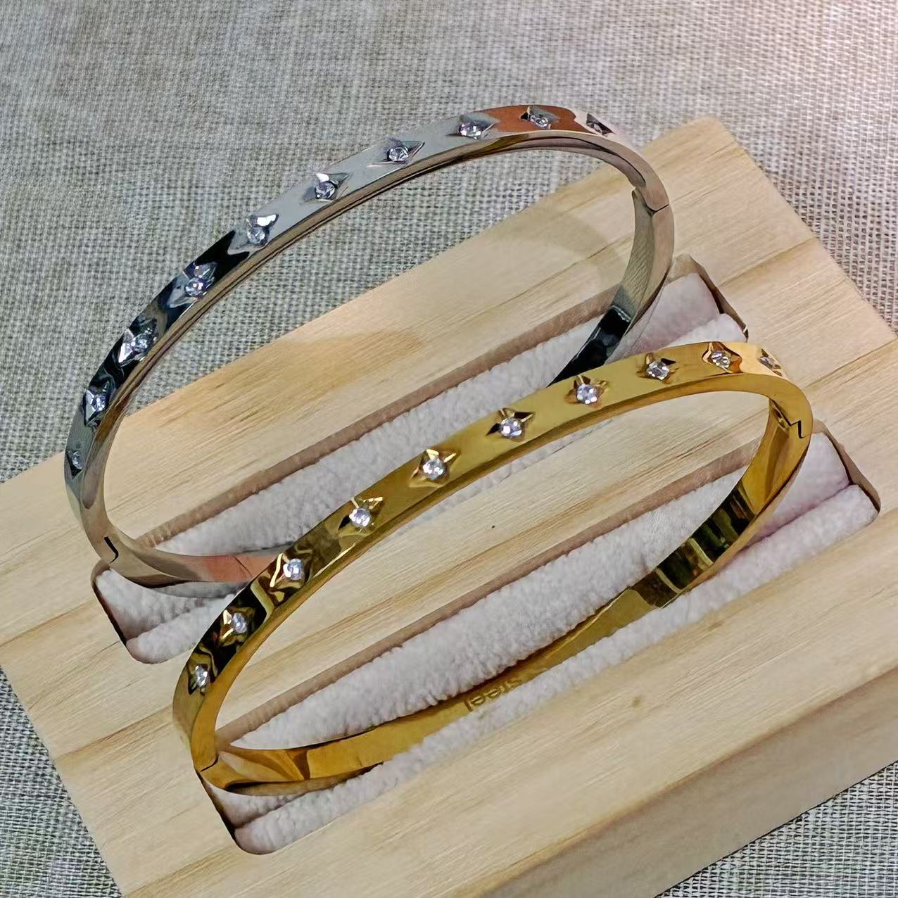 Bracciale rigido sparking cBracciale Stella Eleganceon la chiusura laterale