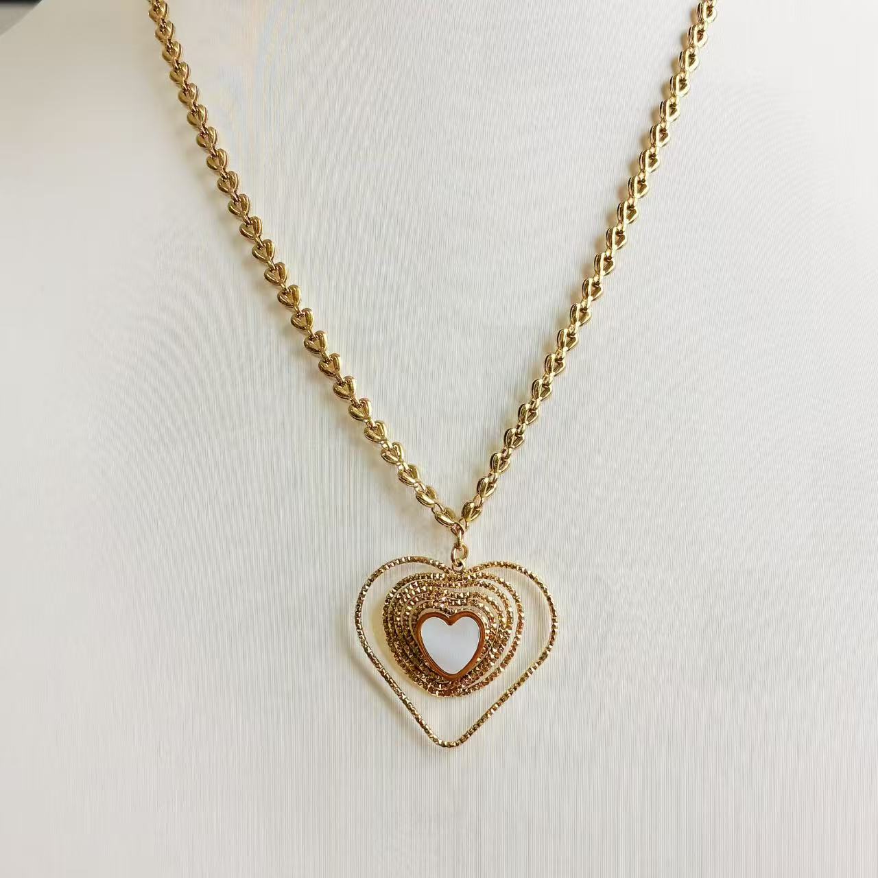 Collana “Cuore Infinito” – Eleganza Romantica in Stile Contemporaneo