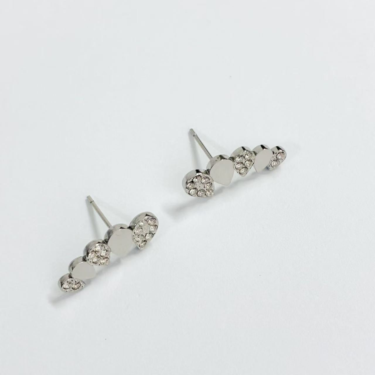 Orecchini Ear Climber Cuori Dorati con Cristalli – Romantici e Moderni