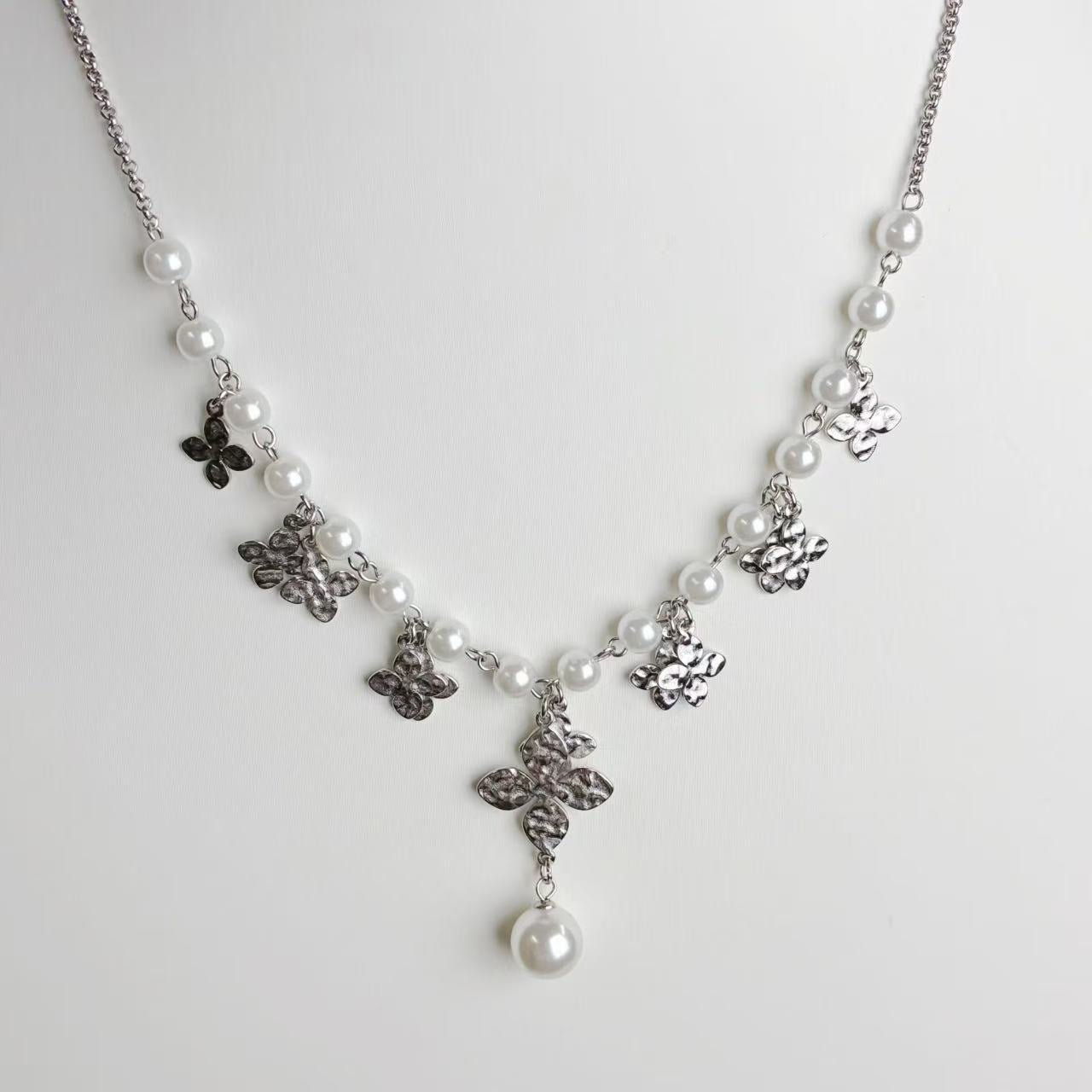 Collana “Farfalle Perlacee” – Grazia Romantica e Luminosità Sofisticata