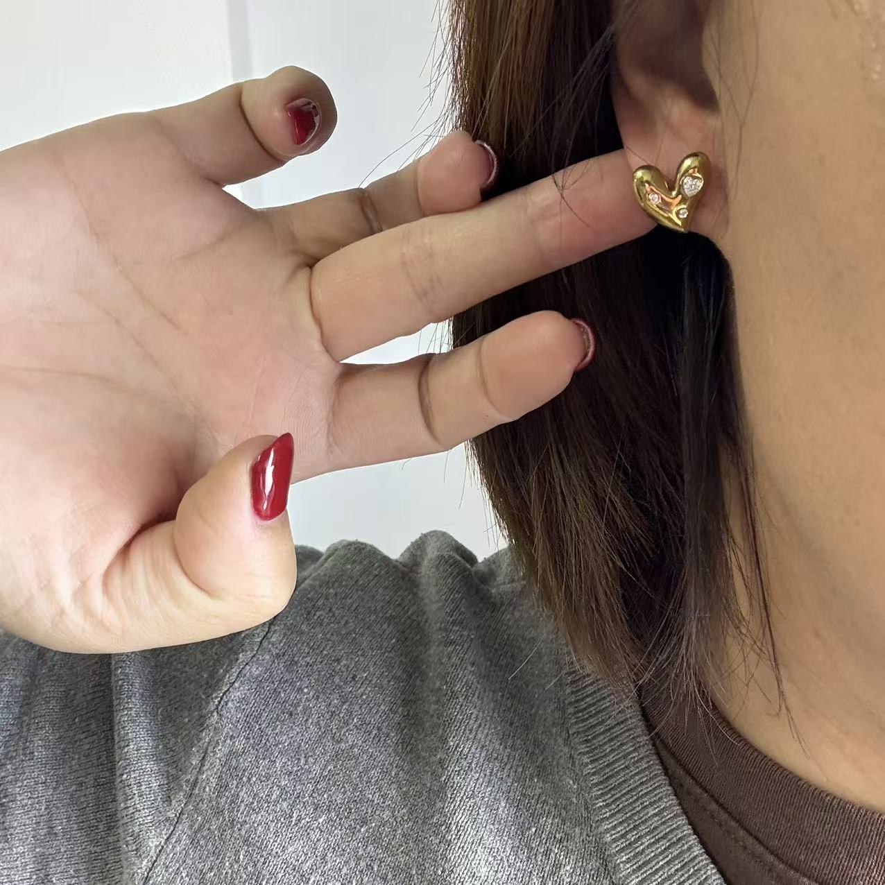 Orecchini Cuore Irregolare – Dettagli Brillanti