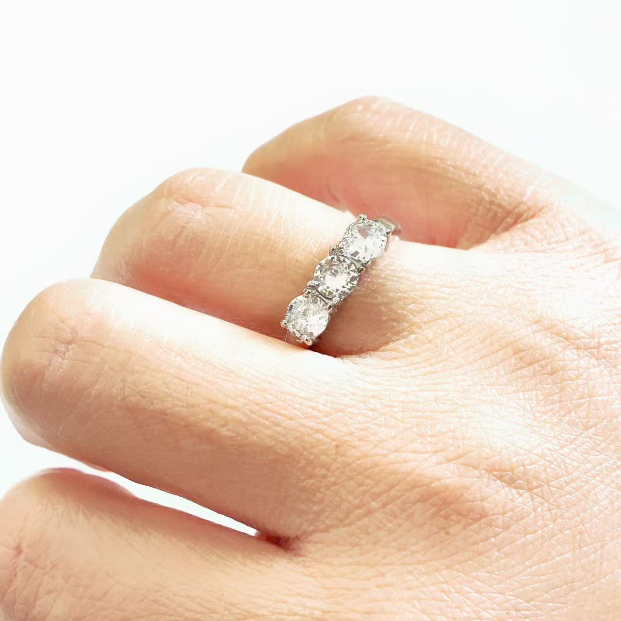 Anello Triplo Punto Luce – Linea Elegante