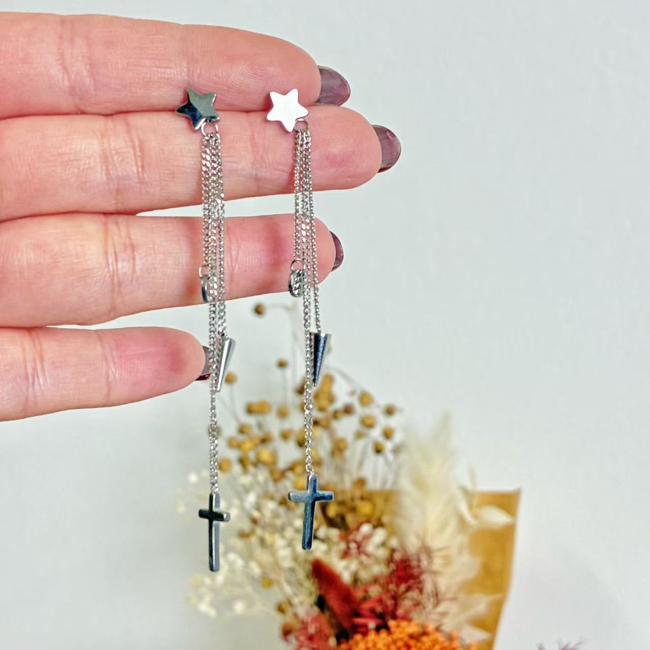 Orecchini “Stella e Croce” – Contrasti di Luce e Carattere