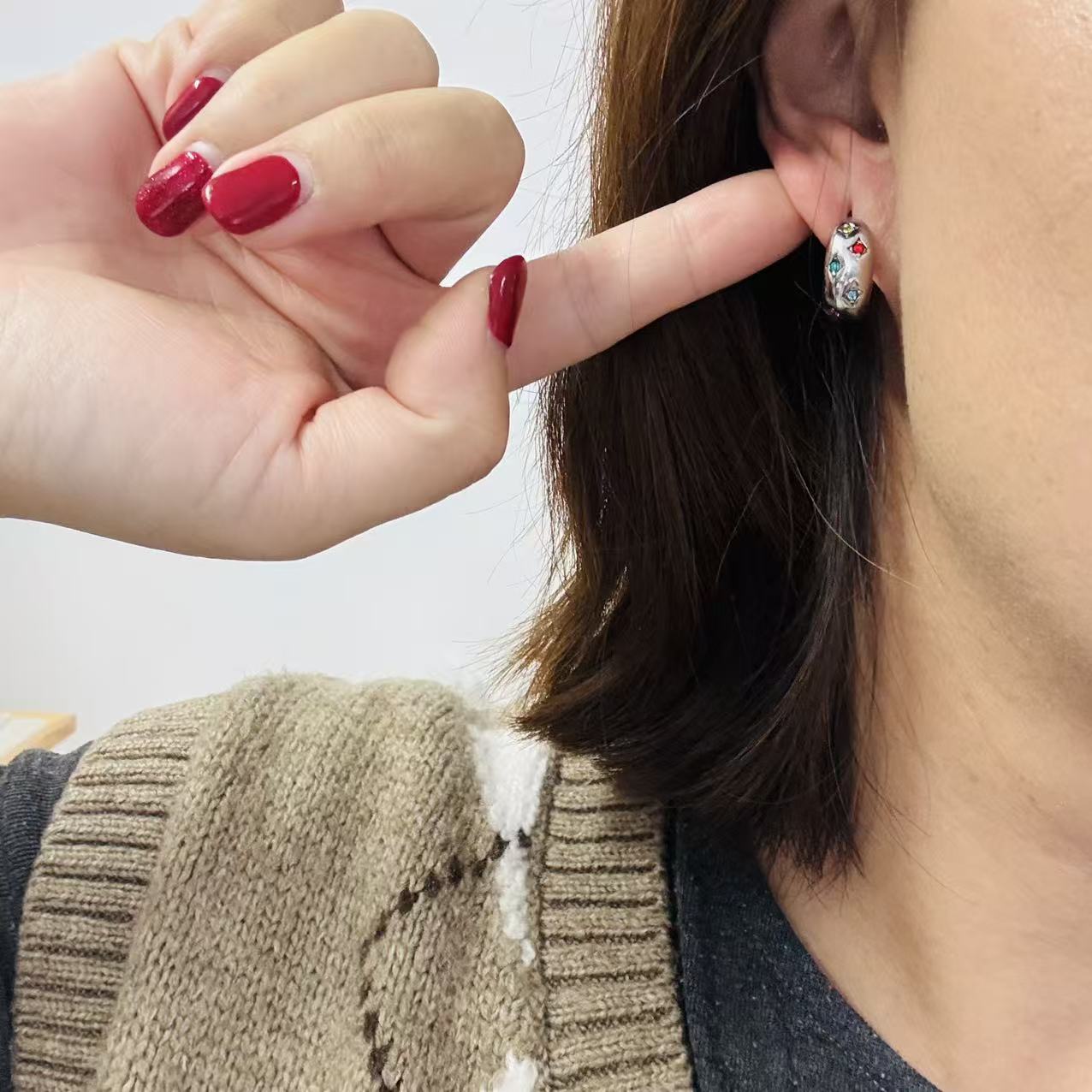 Orecchini “Colori Incisi” – Cerchi Dorati con Gemme Multitonali dal Fascino Artistico