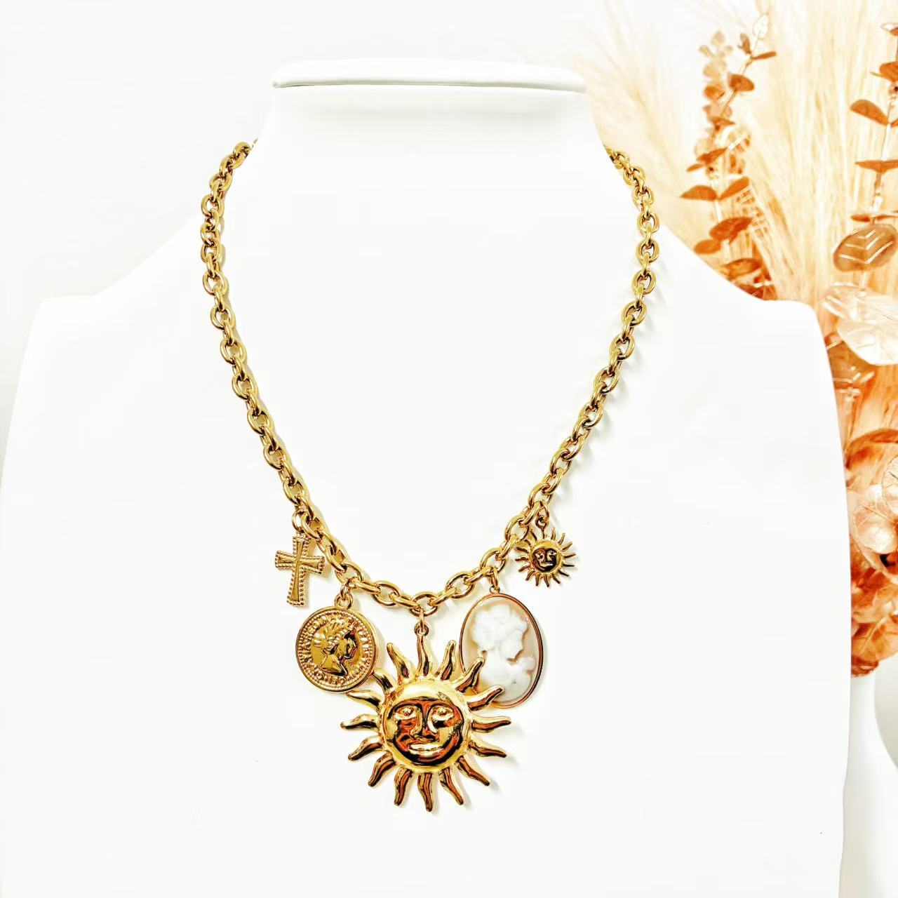 Collana “Talismi Solari” – Charms Ricchi di Simboli e Personalità