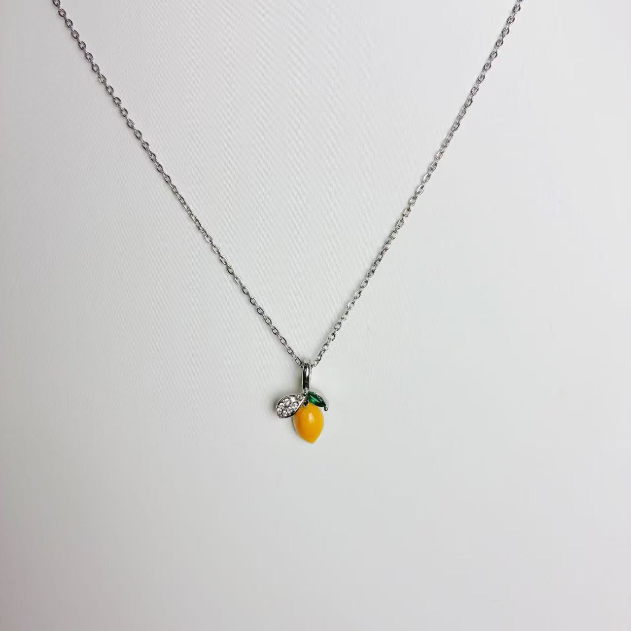 Collana “Limone d’Amalfi” – Un Charm Agrumato dal Carattere Solare