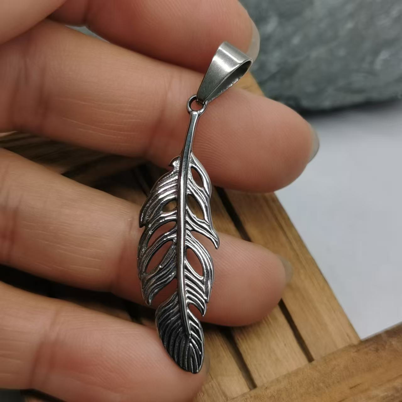 (C336)Collana Uomo Pendente Piuma Vintage