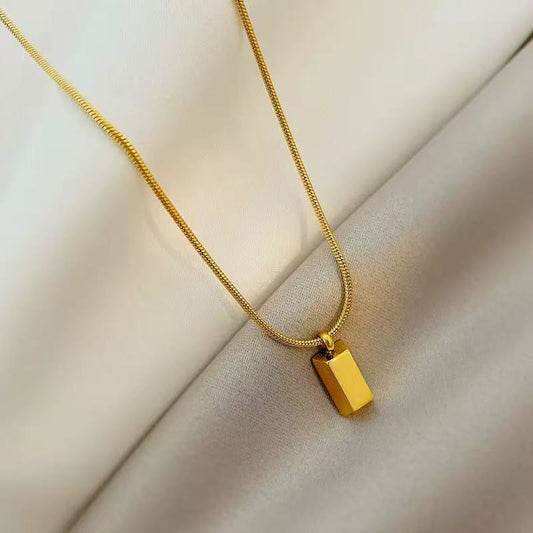 Collana Dorata con Pendente Rettangolare Minimal – Eleganza Essenziale