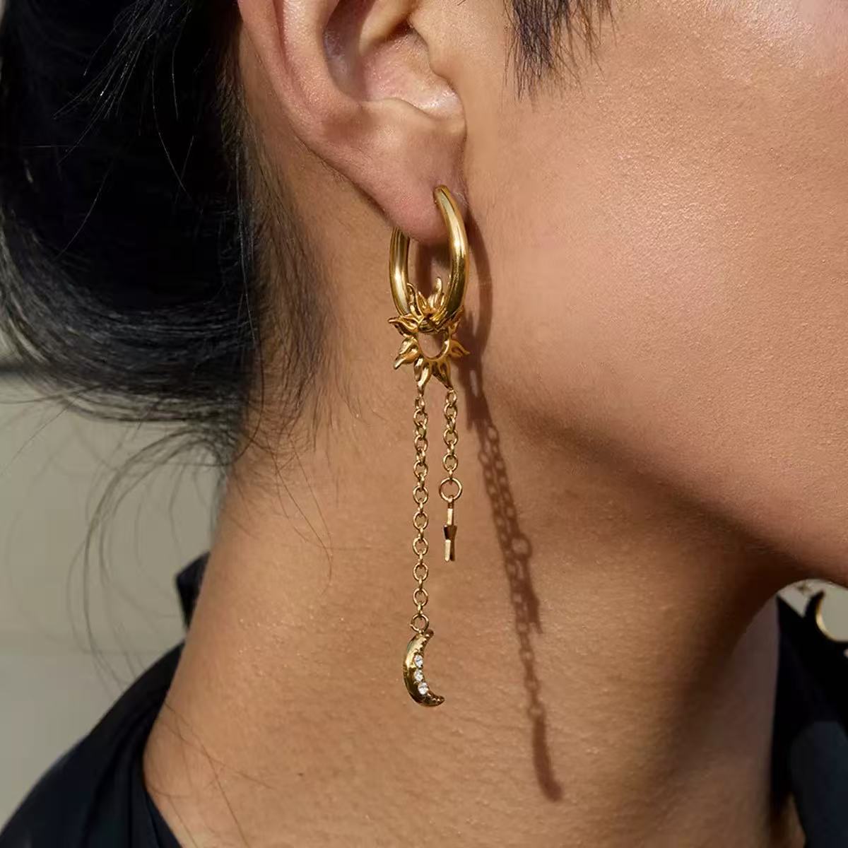 Orecchini Pendenti con Motivo Sole, Luna e Stella — Un Charme Celestiale e Romantico