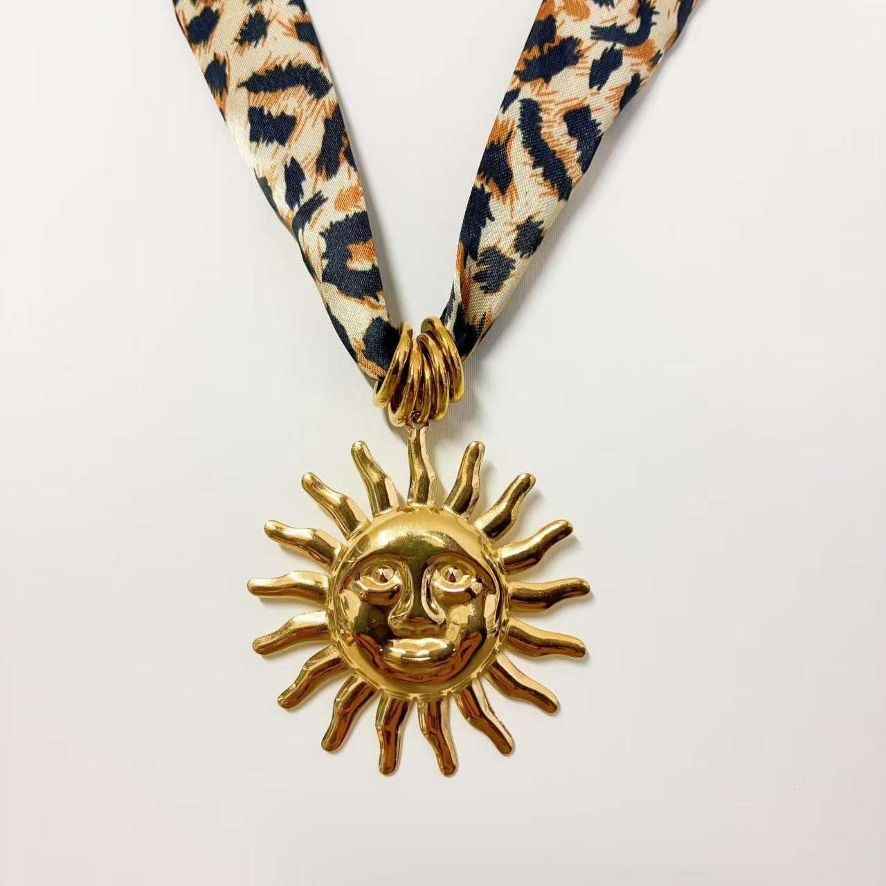 Collana con Nastro Animalier & Pendente Sole – Stile Boho Glam