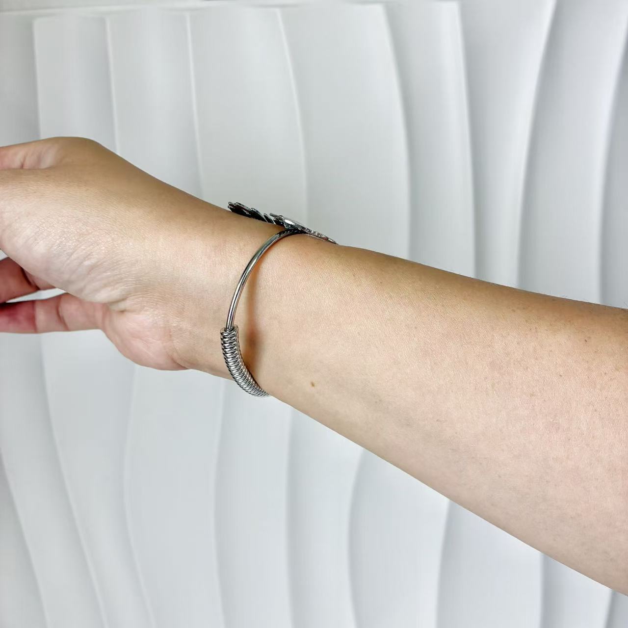 (B146)Bracciale rigido donna con molla foglie in acciaio inox