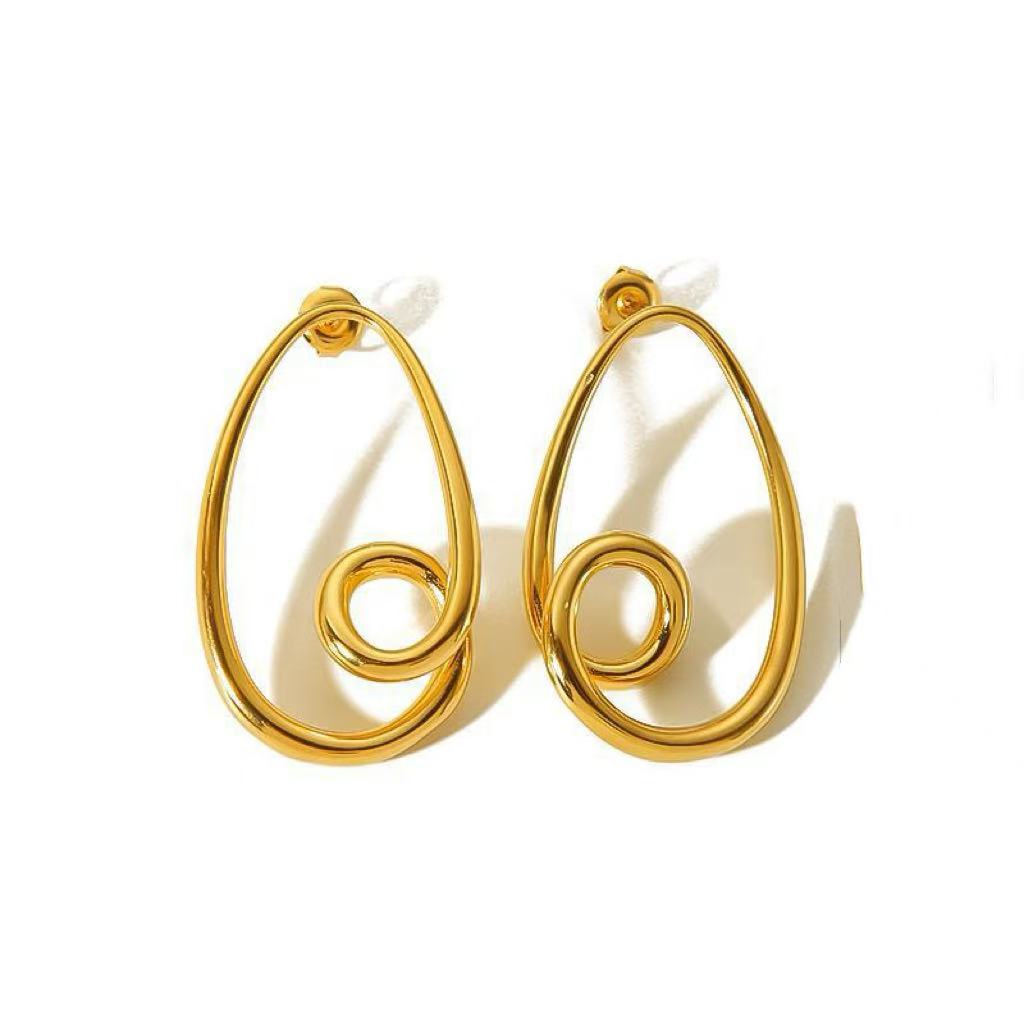 Orecchini Spirale Asimmetrica — Design Artistico e Linee Fluide