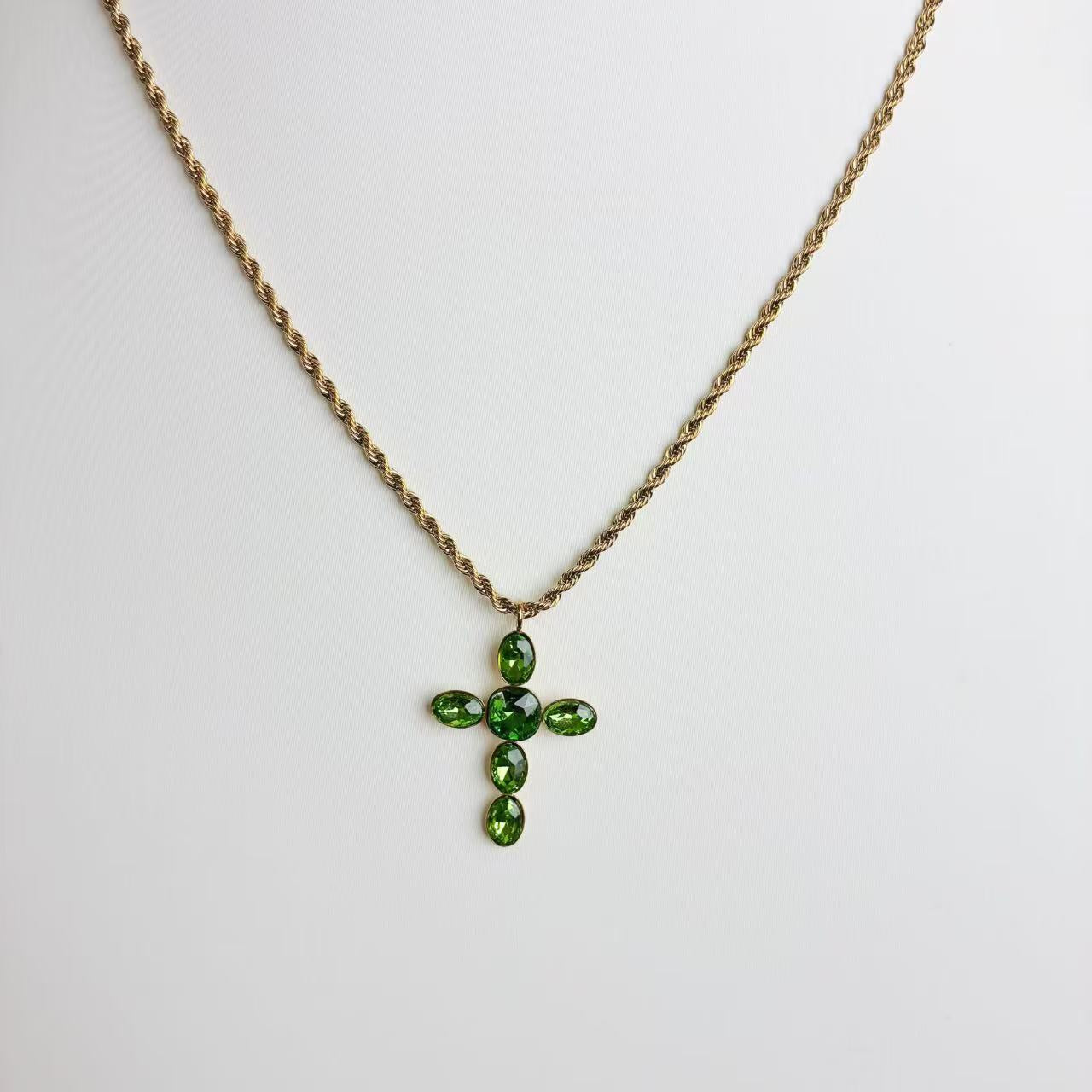 Collana “Croce di Luce” – Un Elegante Equilibrio di Brillio e Simbolismo