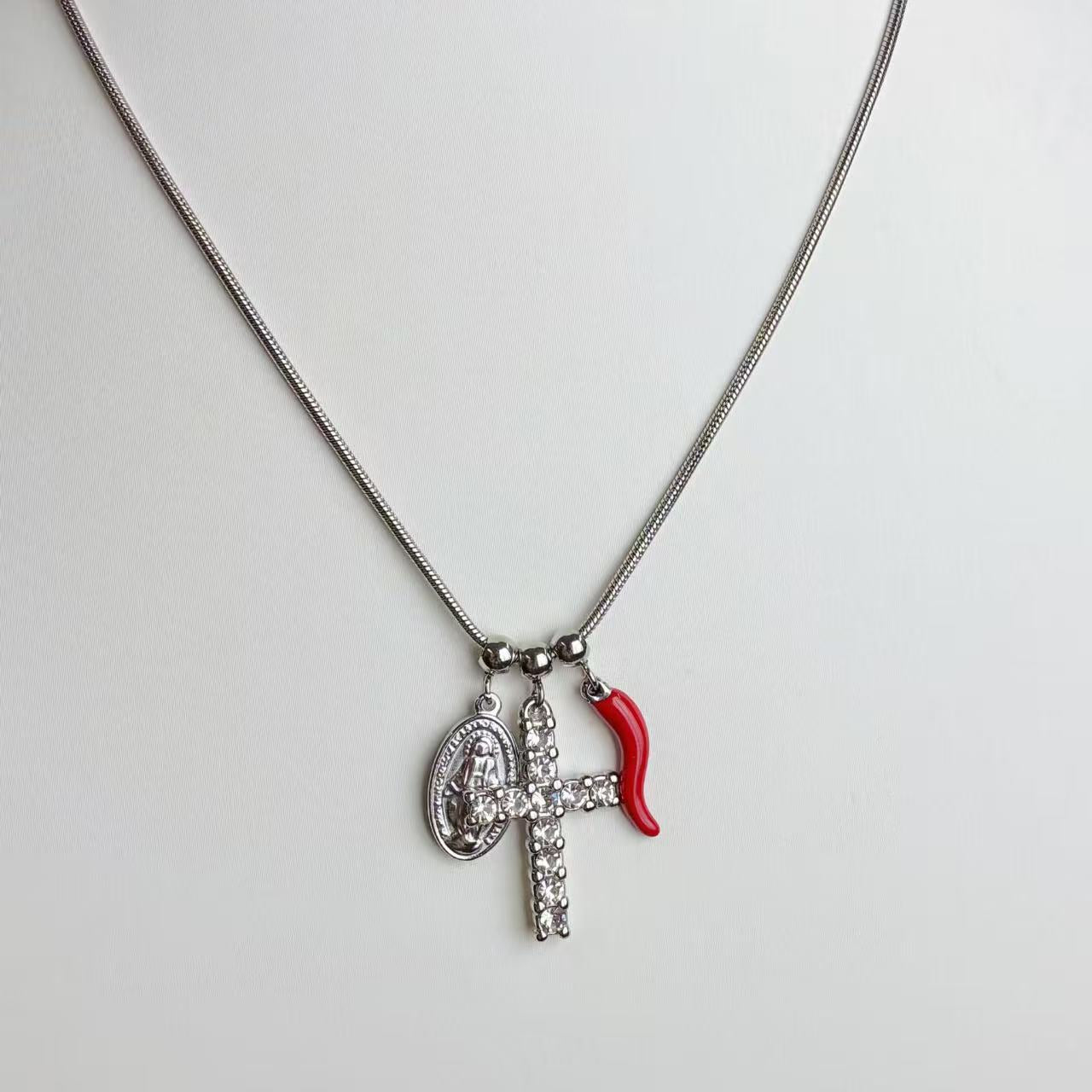 Collana “Fede & Fortuna” – Amuleto Luminoso dal Fascino Iconico