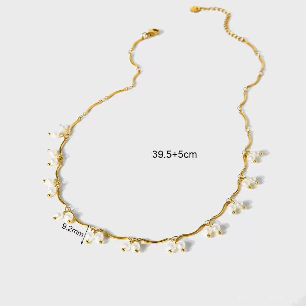 Collana con Mini Perle Pendenti — Delicatezza Romantica e Eleganza Naturale