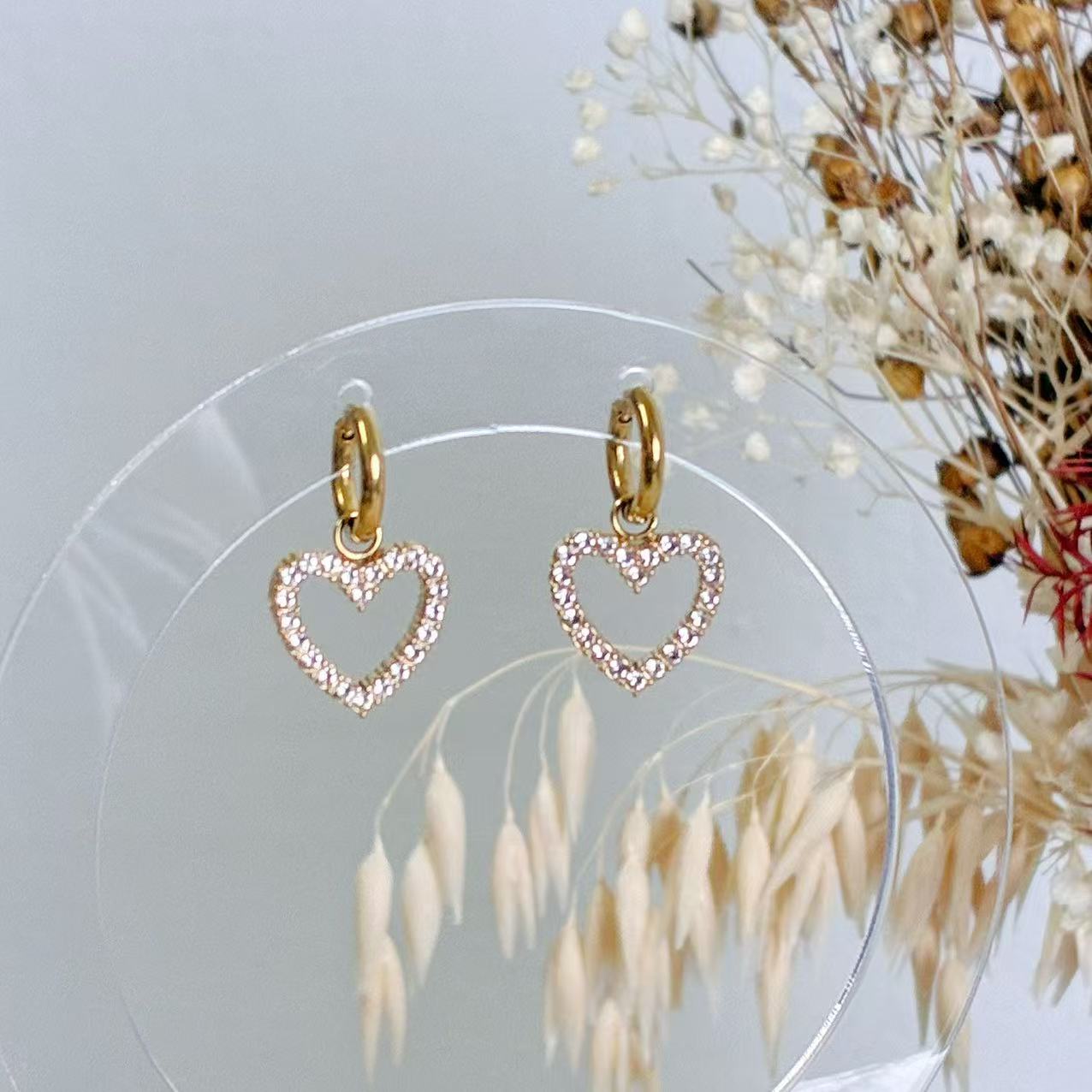 Orecchini “Cuore di Luce” – Cerchi con Pendenti a Cuore di Zirconi