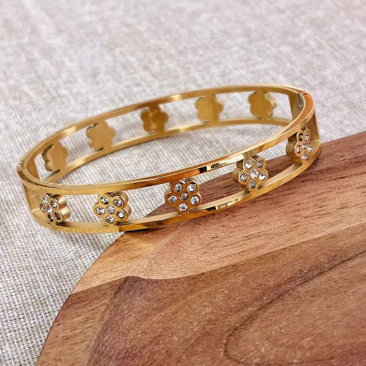 Bracciale rigido con 5 petali strass con la chiusura laterale