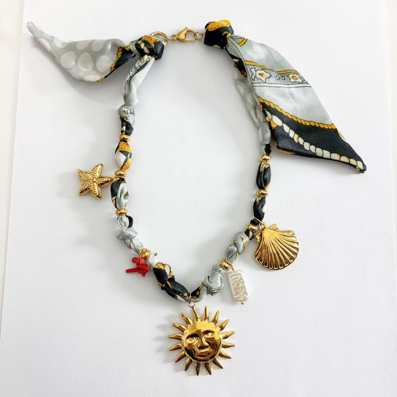 Collana con Nastro Fantasia & Ciondoli Marini – Stile Boho Mediterraneo
